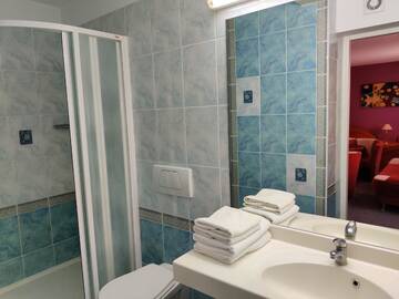 Фото номера Трехместный номер Отель HOTEL ŻUŁAWY г. Эльблонг 5