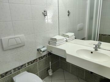 Фото номера Небольшой двухместный номер с 1 кроватью Отель HOTEL ŻUŁAWY г. Эльблонг 2