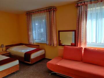 Фото номера Трехместный номер Отель HOTEL ŻUŁAWY г. Эльблонг 4